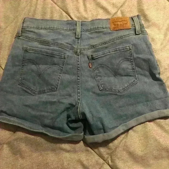 Levis Lightwash Mid length Jean Shorts Size 31 - Picture 3 of 7